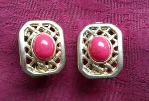 Vintage gold-coloured rectangular lattice clip earrings with red central stone - Picture 1 of 3