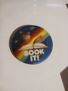 VTG - 1990 BOOK IT! Button Pin PIZZA HUT Reading Gold Stars Rainbow 3” RARE - Bild 1 von 4