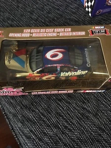 Racing Champions Mark Martin #6 NASCAR Valvoline 1:24 Stock Car 1999 New - Picture 1 of 3