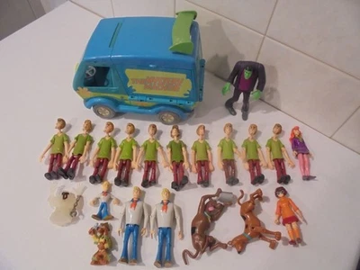 SCOOBY DOO MYSTERY MACHINE VAN AND A JOB LOT OF FIGURES - Image 1 of 4