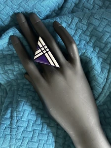 Favoloso anello vintage in plastica riciclata MOD/dichiarazione - viola/bianco/nero - Foto 1 di 4