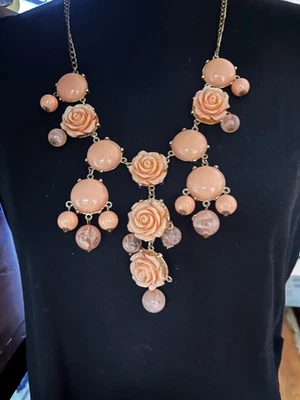 Collar Coral Rosa Rosa Babero Tono Dorado Metal 16”+3” Largo... Foto 1 de 4