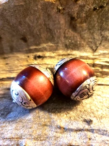 2 PIEZAS Nepal Cuentas Tibetanas Rojo Marrón Rosa Piedra Plata Repousse Gorra Hecha a Mano NUEVO - Imagen 1 de 13
