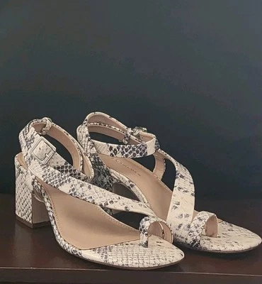 Sandálias femininas BCBGENERATION de couro com salto robusto tamanho 7 - Imagem 1 de 4