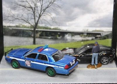 DIORAMAS GREENLIGHT - 56020 - PERSECUCIÓN EN CALIENTE - FORD CROWN VICTORIA POLICÍA / CORBETA Foto 1 de 4