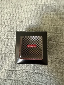 Neu mit Etikett Supreme NY Red Box Logo Illusion Coin Bank Checkered Magic SS18 AUTHENTISCH - Bild 1 von 2