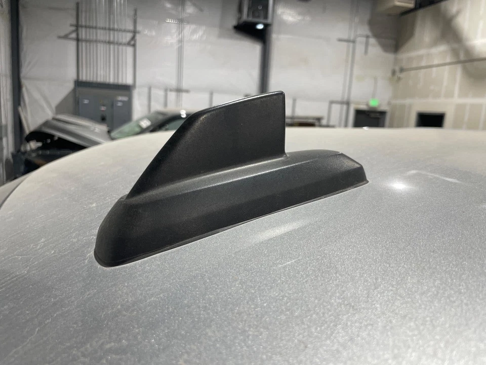 2009 - 2017 雪佛兰索罗德 1500 黑色车顶安装 GPS 天线桅杆 — 第 1/1 张图片