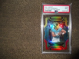 2021 Panini SELECT PRIZM ROT/GELB GESTANZT TREVOR LAWRENCE RC #243 PSA 9 Rookie - Bild 1 von 2