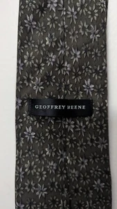 Geoffrey Beene Green Printed Silk Tie - 59" Long and 4" Wide - Picture 1 of 3