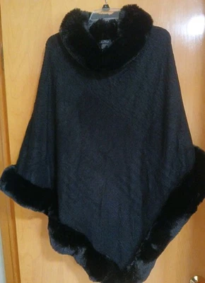 Poncho chal Jones New York con cuello y bordes de piel sintética negro talla única  Foto 1 de 4