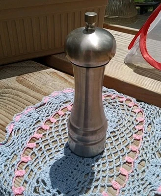 Molinillo de pimienta de acero al carbono de metal cepillado Olde Thompson 8" T GWC Foto 1 de 4