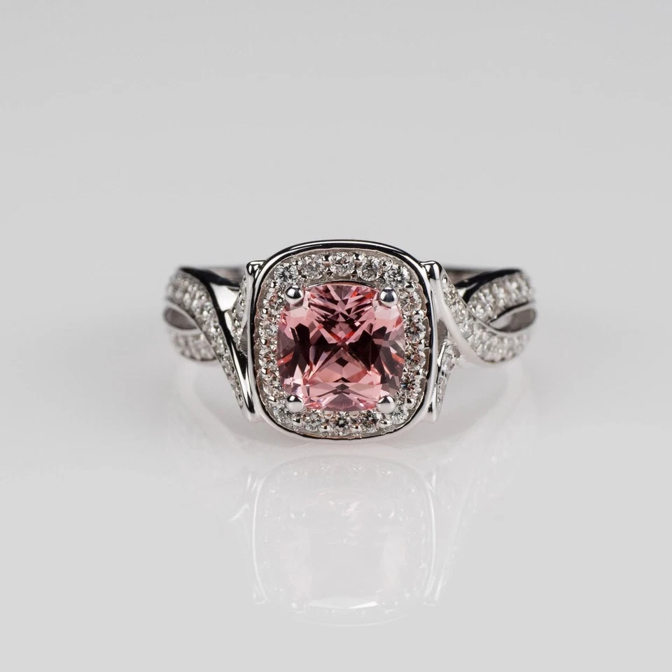 Alianza de diamantes de zafiro rosa talla cojín de 3,50 quilates enchapada en oro blanco de 14 quilates Foto 1 de 3
