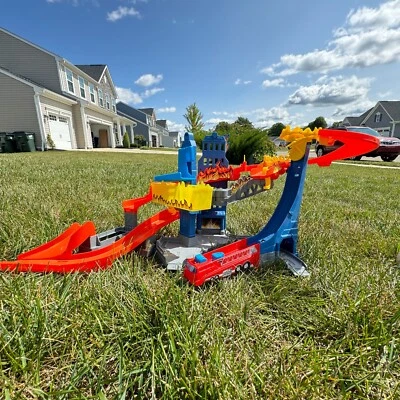 Hot Wheels Playset - Color Shifters Flame Fighter Set | Pre-Owned *missing 1 pc - Image 1 of 4