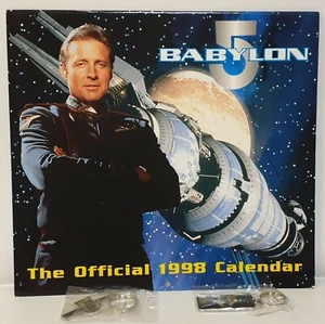 CALENDARIO BABILONIO 5: 1998 FIRMADO POR CLAUDIA CHRISTIAN Y 2 LLAVEROS - Imagen 1 de 8