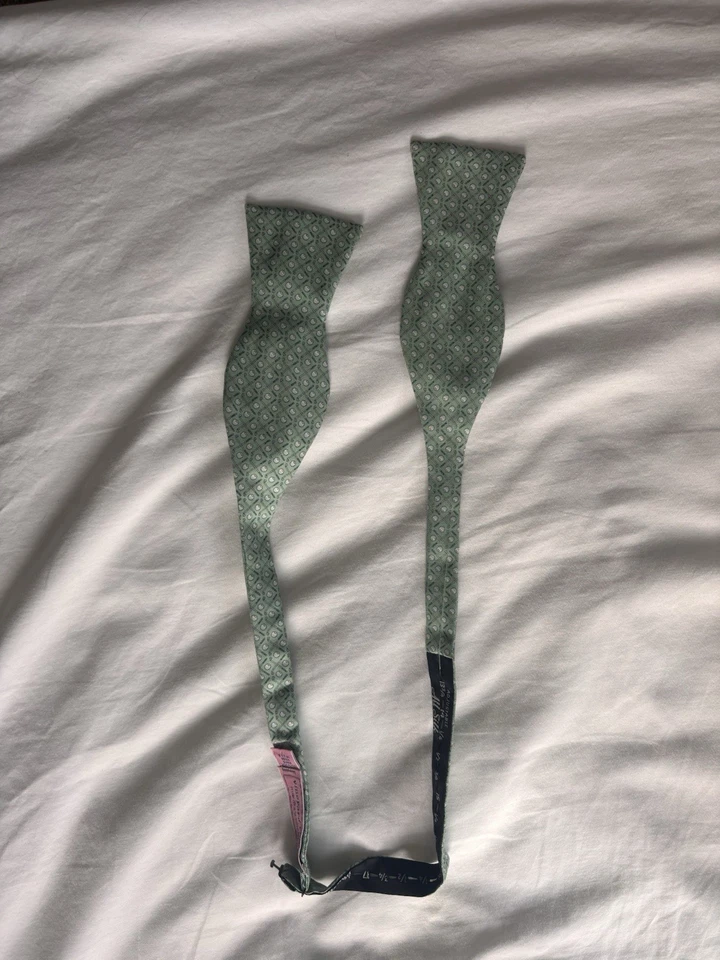 Pajarita Vinyard Vines - 100 % seda - verde con pelotas y palos de golf  Foto 1 de 3