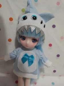 NEU entzückende kleine Puppen im Anime-Stil, 6,5" groß, Hai Kostüm, tolles Geschenk NEU - Bild 1 von 3