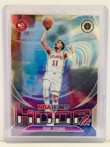 2023-24 NBA Hoops Premium Stock Trae Young #15 Silver Prizm Hoopla Atlanta Hawks - Bild 1 von 2