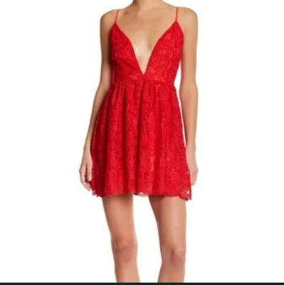 Vestido skatista Missguided NOVO vermelho feminino tamanho 2 renda mergulho gola dividida - Imagem 1 de 4
