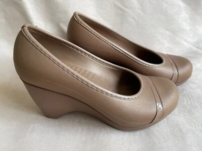 Zapatos de cuña acolchados sin cordones Crocs para mujer talla 8 Lena marrón topo tacón 3 pulgadas Foto 1 de 4