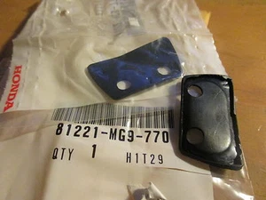 NOS Honda OEM Saddlebag Hook Rubber 1984 - 1987 GL1200 81221-MG9-770 QTY2 - Foto 1 di 1