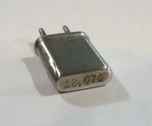 Cristal radio HC-25/U - 12,0750 MHz - broches 0,039 - sans marque - Photo 1/1