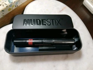 NUDESTIX Matita labbra opache intense + guance guance guance dolci sigillata con latta + temperamatite - Foto 1 di 1