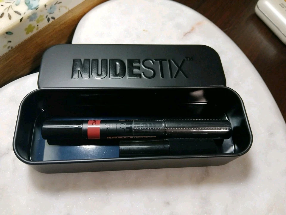 NUDESTIX Lápiz Labio Mate Intenso + Memulas Sweet Cheeks Sellado con Lata + Sacapuntas Foto 1 de 1