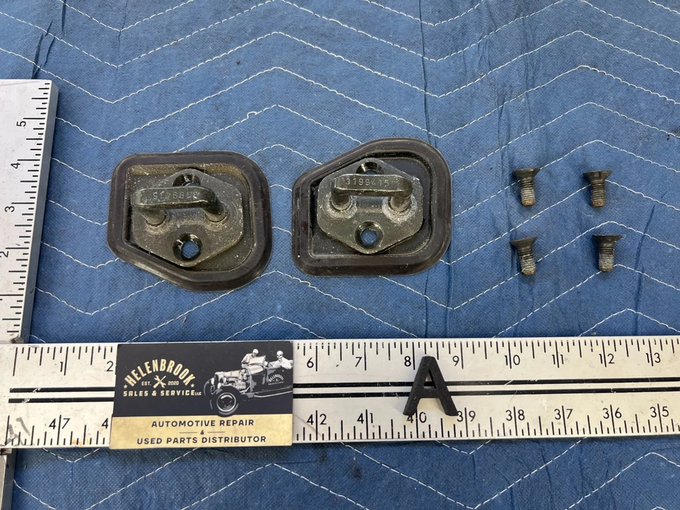 Volvo 940 740 1992-1995 camioneta solo par de cierre de pestillo de asiento trasero OEM #3172EM Foto 1 de 4