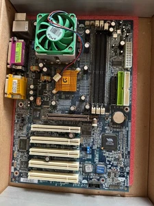 Gigabyte mother board GA-7VTXH+ and AMD AXDA1800DUT3C Chip - Afbeelding 1 van 4