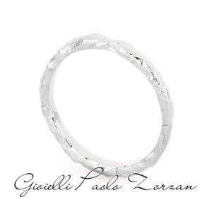 Anello Nuziale – Fede Matrimoniale con Lavorazione Grezza in Oro Bianco ANFB25PZ - Imagen 1 de 4