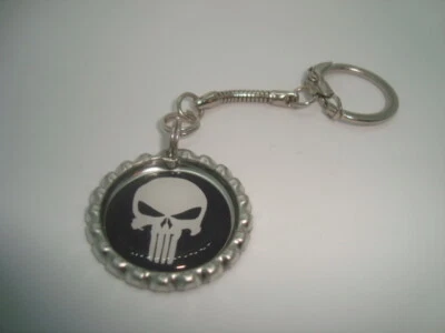  Chaveiro de tampa de garrafa design PUNISHER estilo cobra tom prata poliuretano  - Imagem 1 de 4