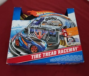 Hot Wheels Bahn mit Auto. Reifenprofil Laufbahn. - Bild 1 von 4