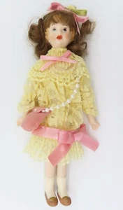 Miniatur viktorianisches Mädchen Puppe Spitzenkleid rosa Zubehör Puppenstube 7 Zoll groß - Bild 1 von 11