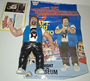 WWF LJN Captain Lou Albano Action Figure WWE Wrestling con poster e scheda - Foto 1 di 15