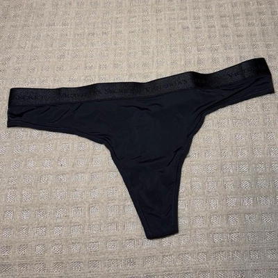 Calcinha fio dental Victoria’s Secret preta sedosa assinatura lisa cintura XXL/9 nova com etiquetas - Imagem 1 de 4