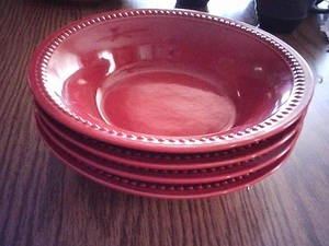 Pier 1 Imports - Juego de cuatro cuencos de sopa/ensalada de gres con borde de cuentas rojas pimentón - Imagen 1 de 7