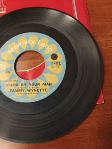 TAMMY WYNETTE:  STAND BY YOUR MAN / HE LOVE ME ALL THE WAY 45 RPM 7302 VG - Foto 1 di 9