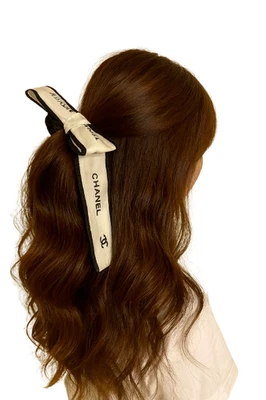Auténtico accesorio de cola de caballo CHANEL marfil negro cinta de seda logotipo cabello crujiente Foto 1 de 4