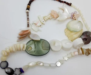 131 PIECES ASSORTED SHELL BEADS WIDE VARIETY SHAPES SIZES TYPES FETISHES HEISHI - Picture 1 of 4