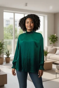 Est 1946 Gr. 22/24 hochgeschlossene L/S Satinbluse, grün, Rüschenakzente. G-1 - Bild 1 von 11