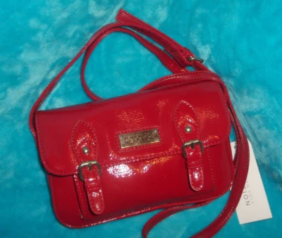 全新 带 45 美元标签 KENNETH COLE 反应 红色 素食皮革斜挎包 - 小号 — 第 1/4 张图片