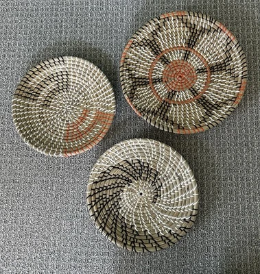 Juego de 3 cestas colgantes de ratán tejidas de pared redonda estilo boho - 2 @ 10" y 1 @ 13" Foto 1 de 4