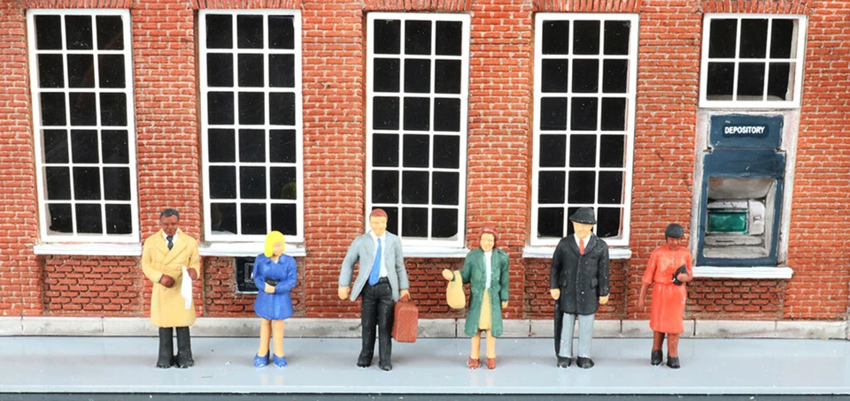 Bachmann  33120 HO Scale Standing Office Workers - Image 1 of 1
