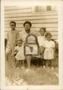 African American Family Portrait Outdoors - Found Photo Vintage - Picture 1 of 2
