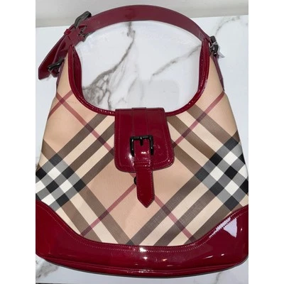 Bolso hobo Burberry Nova a cuadros con ribete de charol rojo Foto 1 de 4