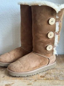UGG Australia Damen Bailey Button Triplet Wildleder Fell Stiefel Größe 7 - Bild 1 von 12