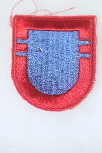 ORIGINAL ISSUE US ARMY 2ND BATTALION 505TH PARACHUTE INFANTRY BERET FLASH - Picture 1 of 2