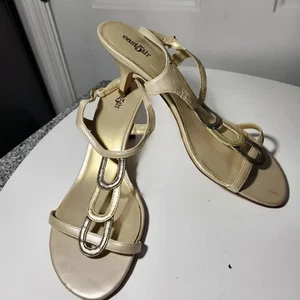 Sandalias East 5th beige con detalles dorados y plateados tacón de gatito con tiras talla 10M - Imagen 1 de 13