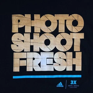 Adidas THE GO-TO TEE SESIÓN DE FOTOS FRESH Camiseta Gráfica Para Hombres M Algodón Negro Dorado - Imagen 1 de 12