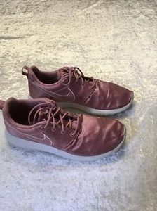 Nike Roshe One Shoes Womens 7 Pink Satin Athletic Training Sneakers 599729-618 - Picture 1 of 10